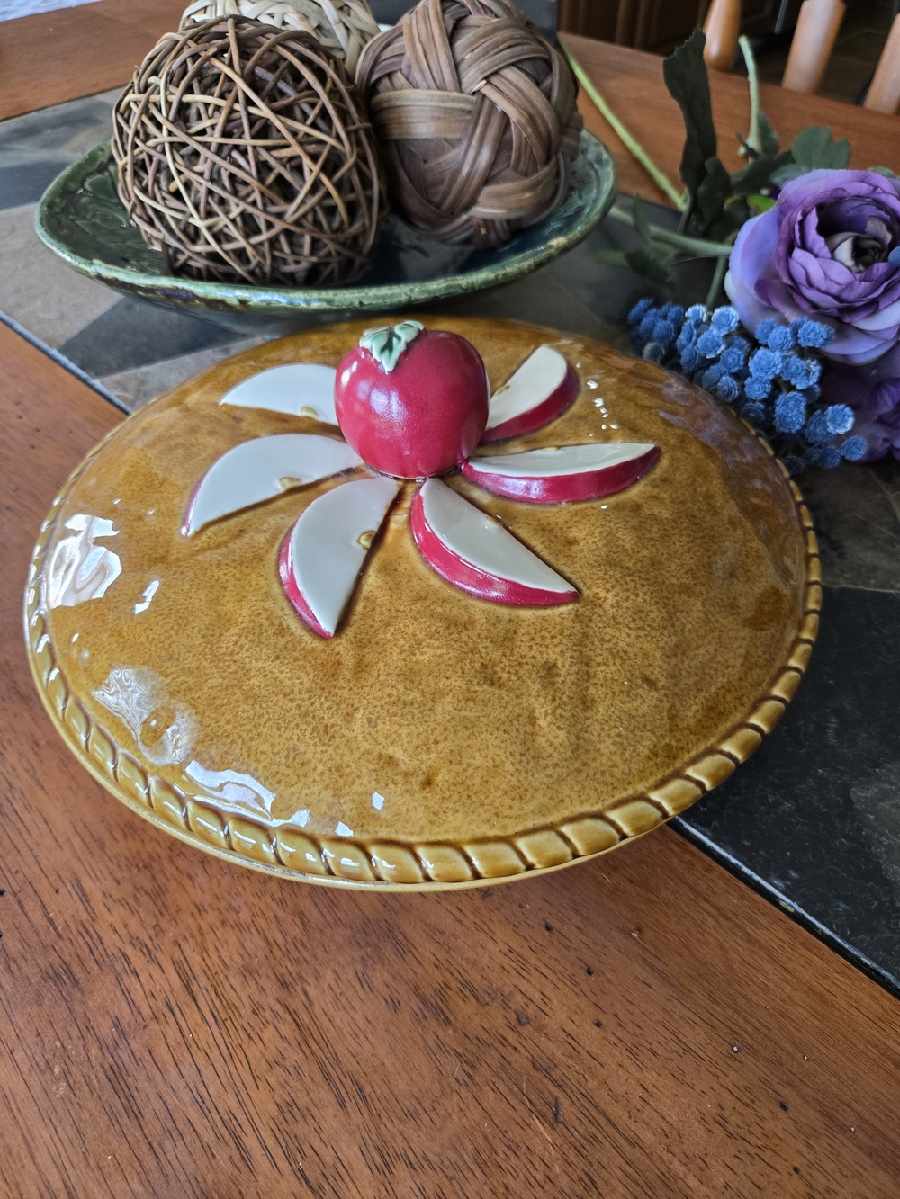 Vintage-Inspired Ceramic Deep Dish Apple Pie Keeper